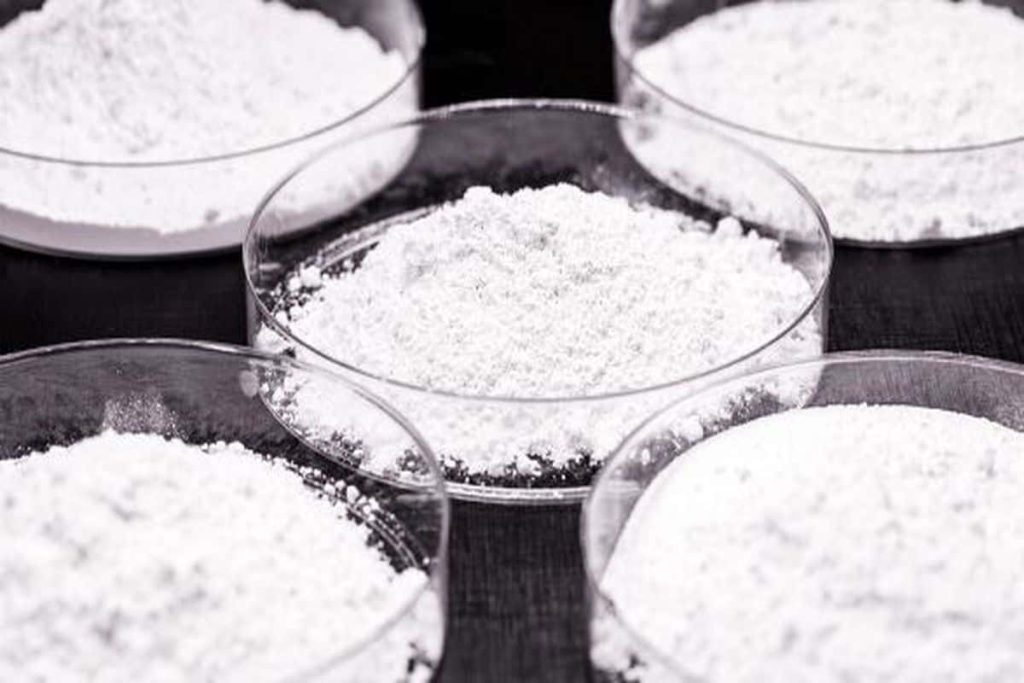 چندین ظرف نمونه آزمایشگاهی حاوی پودر کبالت